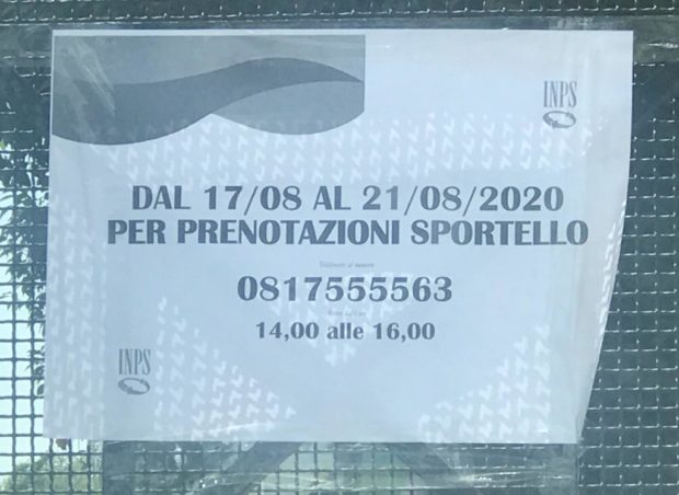 Napoli, uffici Inps ancora chiusi. Centinaia di persone abbandonate