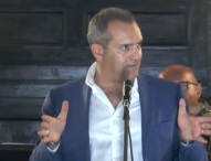 Napoli, il sindaco de Magistris difende i giovani:”non sono un pericolo”