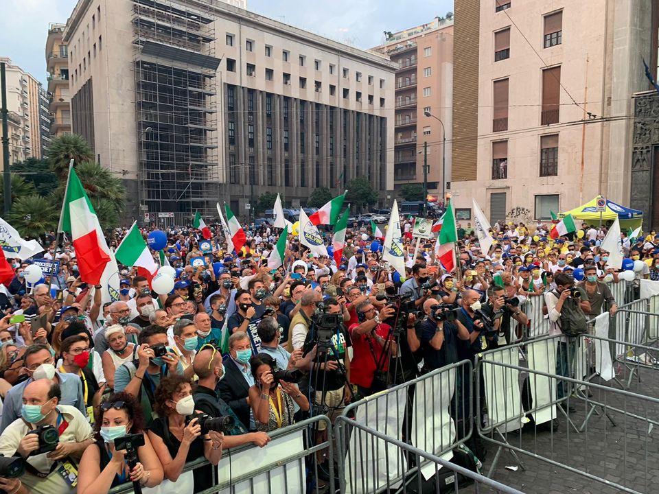 Napoli, 2 mila persone per Salvini. Il leader del carroccio: “De Luca promette fritture di pesce e raccomanda i suoi autisti”