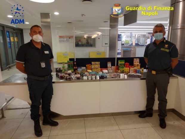 Napoli, Guardia di Finanza sequestra oltre mille confezioni medicinali pericolosi