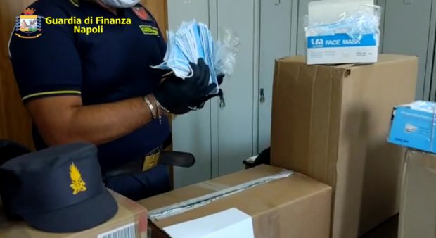 Napoli, Guardia di Finanza sequestra 73 mila mascherine non a norma