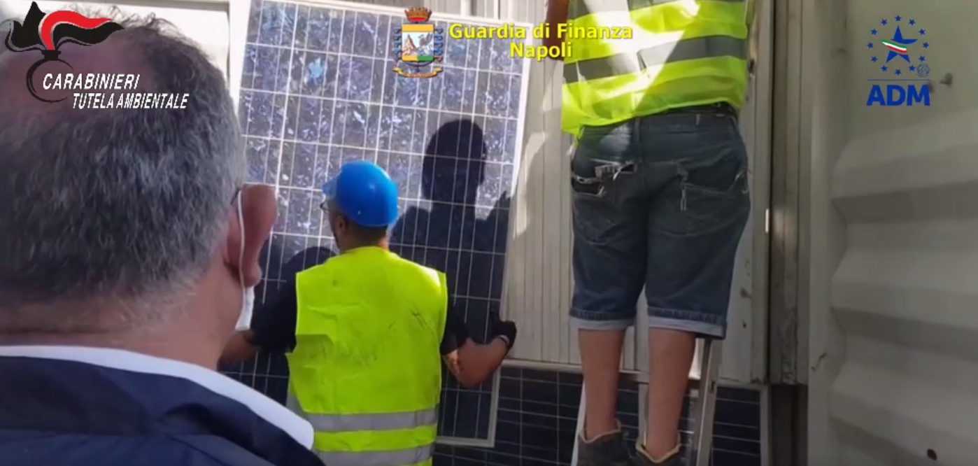 L’Africa come una mega discarica, sequestrati a Napoli 10 mila pannelli solari dismessi