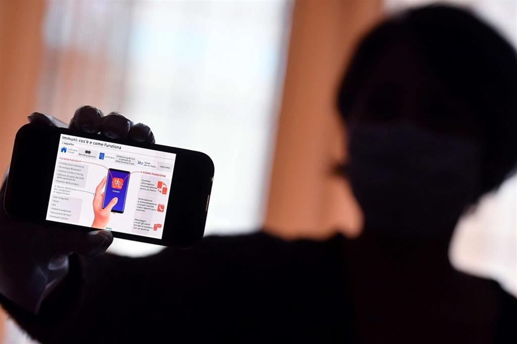 App Immuni, affari e profitti per tracciare gli italiani. Dietro ci sono Berlusconi, Benetton e i cinesi