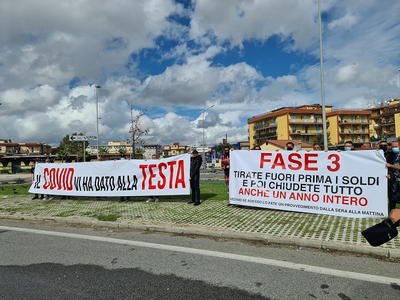 Arzano, rivolta di piazza contro il lockdown