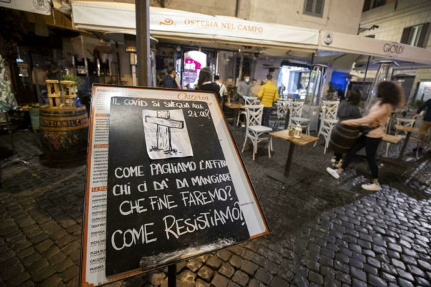 Napoli, stasera i negozianti  disobbediscono: “aperti oltre le 23”