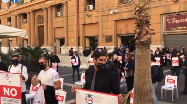 Napoli, in piazza i lavoratori della ristorazione contro lo Sceriffo e le sue ordinanze