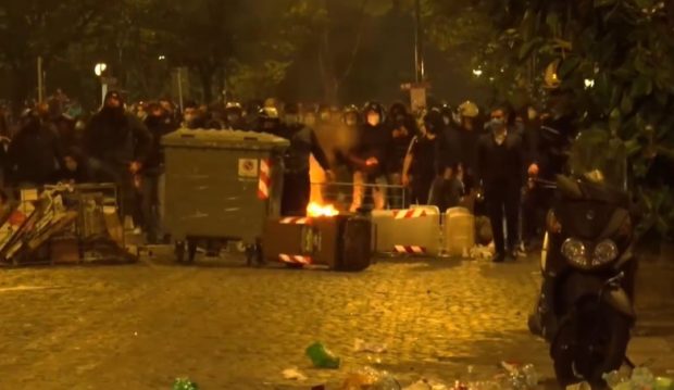 Napoli, dilaga la protesta anti coprifuoco: scontri e cariche