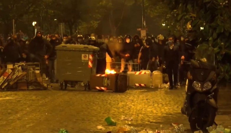 Napoli, dilaga la protesta anti coprifuoco: scontri e cariche