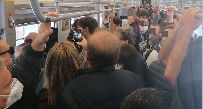 Altro che movida: nei trasporti la calca ignorata da De Luca