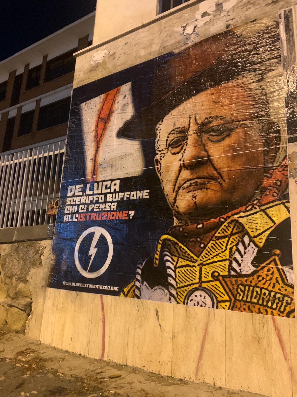 Studenti campani affiggono manifesti contro De Luca: “Buffone, chi pensa all’Istruzione?”