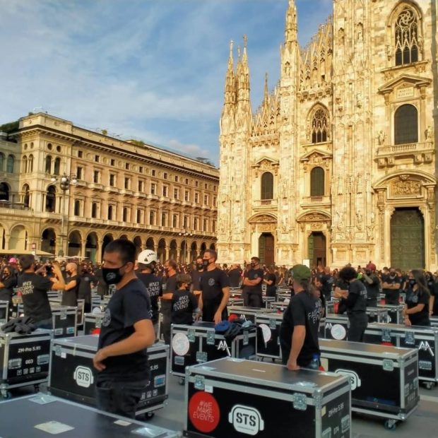 Coronavirus, bauli in piazza a Milano: lavoratori dello spettacolo contro le scelte restrittive del governo