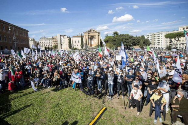 Covid, 3 mila in piazza a Roma: “Non siamo negazionisti ma per la fine del neoliberismo”
