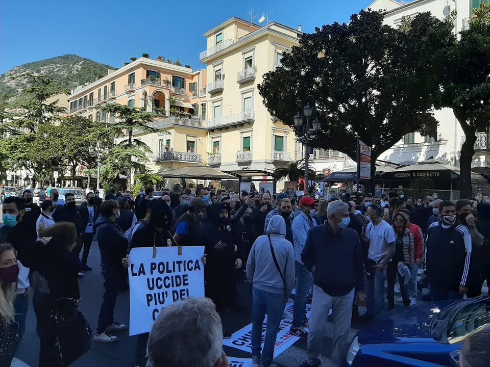 Covid, anche Salerno si ribella: 200 lavoratori in piazza contro il coprifuoco e l’ordinanza di De Luca