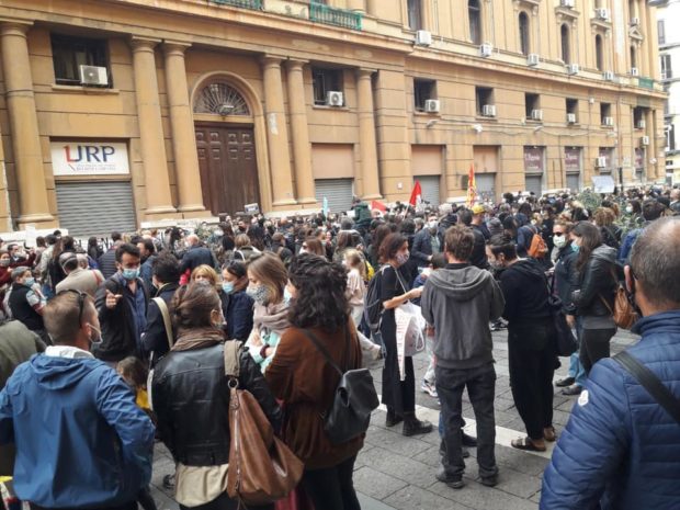 Napoli, ancora in piazza contro De Luca: “Ridateci la scuola, non è un virus”