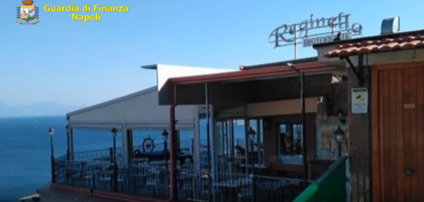 Napoli, blitz finanzieri a Posillipo: sequestrato ristorante “Reginella” per bancarotta fraudolenta