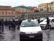 Napoli, 150 tassisti in piazza Plebiscito: “Rischiamo di fallire per colpa del governo”