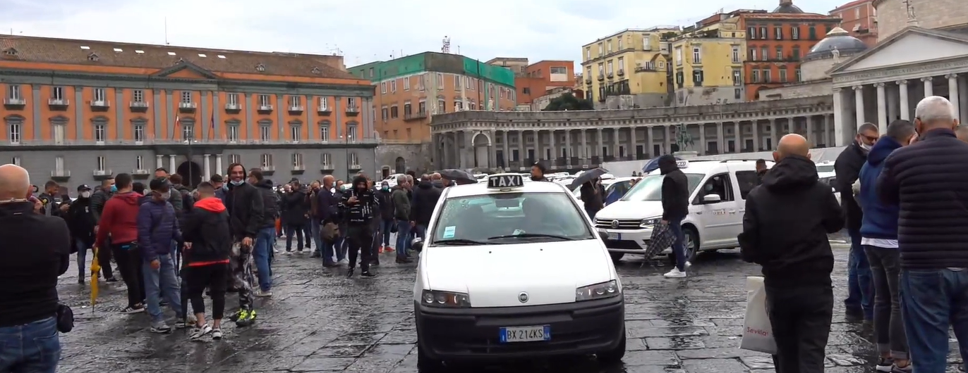 Napoli, 150 tassisti in piazza Plebiscito: “Rischiamo di fallire per colpa del governo”