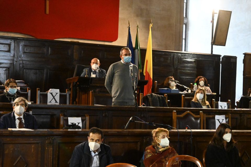 Napoli, scoppia l’amore tra de Magistris e Forza Italia per salvare le poltrone