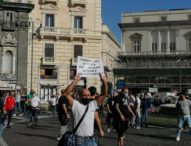 Napoli, protestano gli ambulanti: “Siamo vittime dell’emergenza Covid”