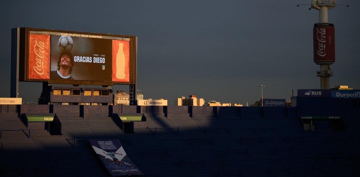 Buenos Aires, il raggio di sole illumina lo schermo con l’immagine di Diego