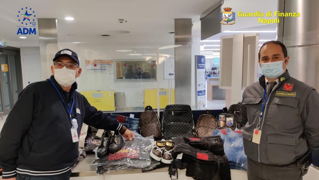Napoli, 400 capi abbigliamento contraffatti sequestrati a Capodichino