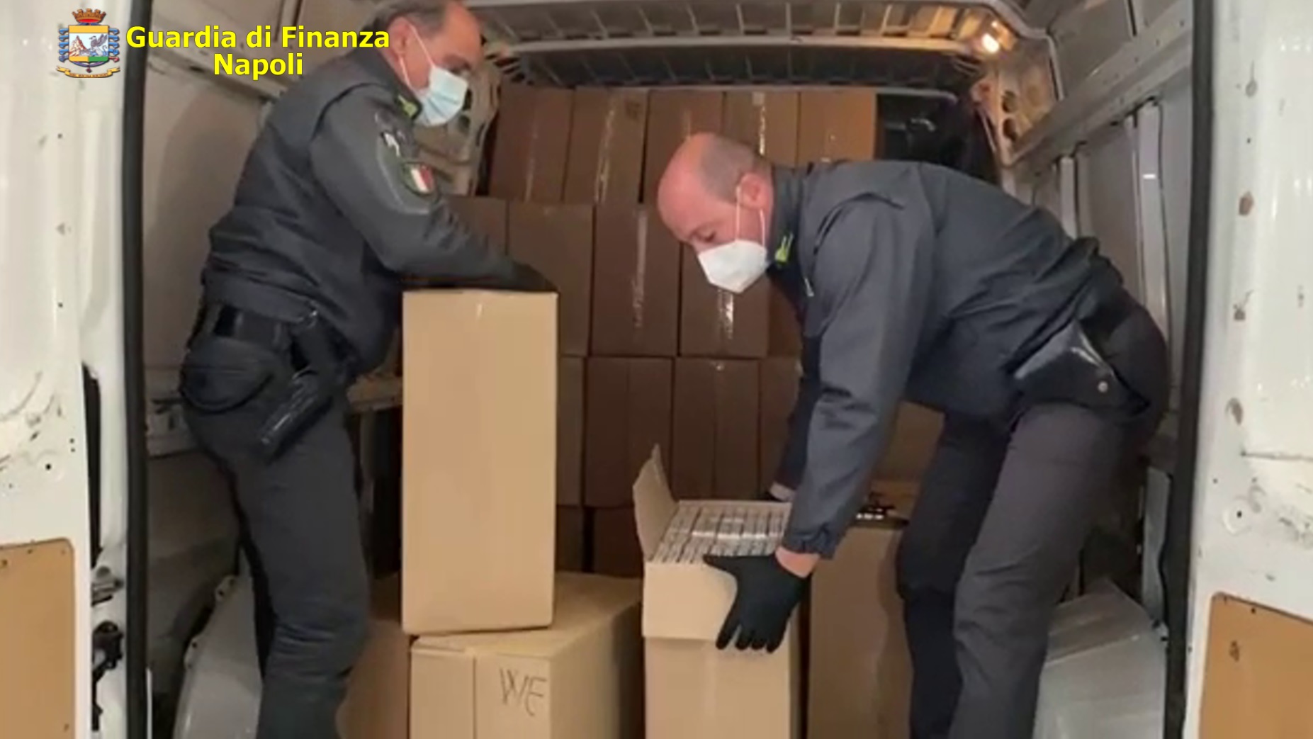 Napoli, Gdf sequestra 2 tonnellate sigarette contrabbando