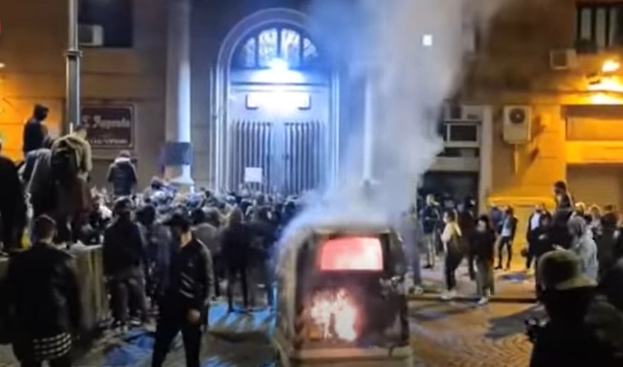 Napoli, scontri per il coprifuoco: 9 indagati