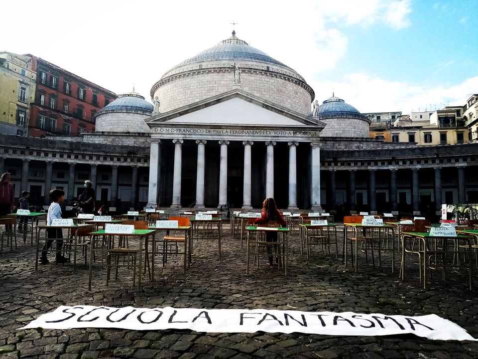 Napoli in piazza per le scuole aperte “Nessun ricatto tra sanità e istruzione”