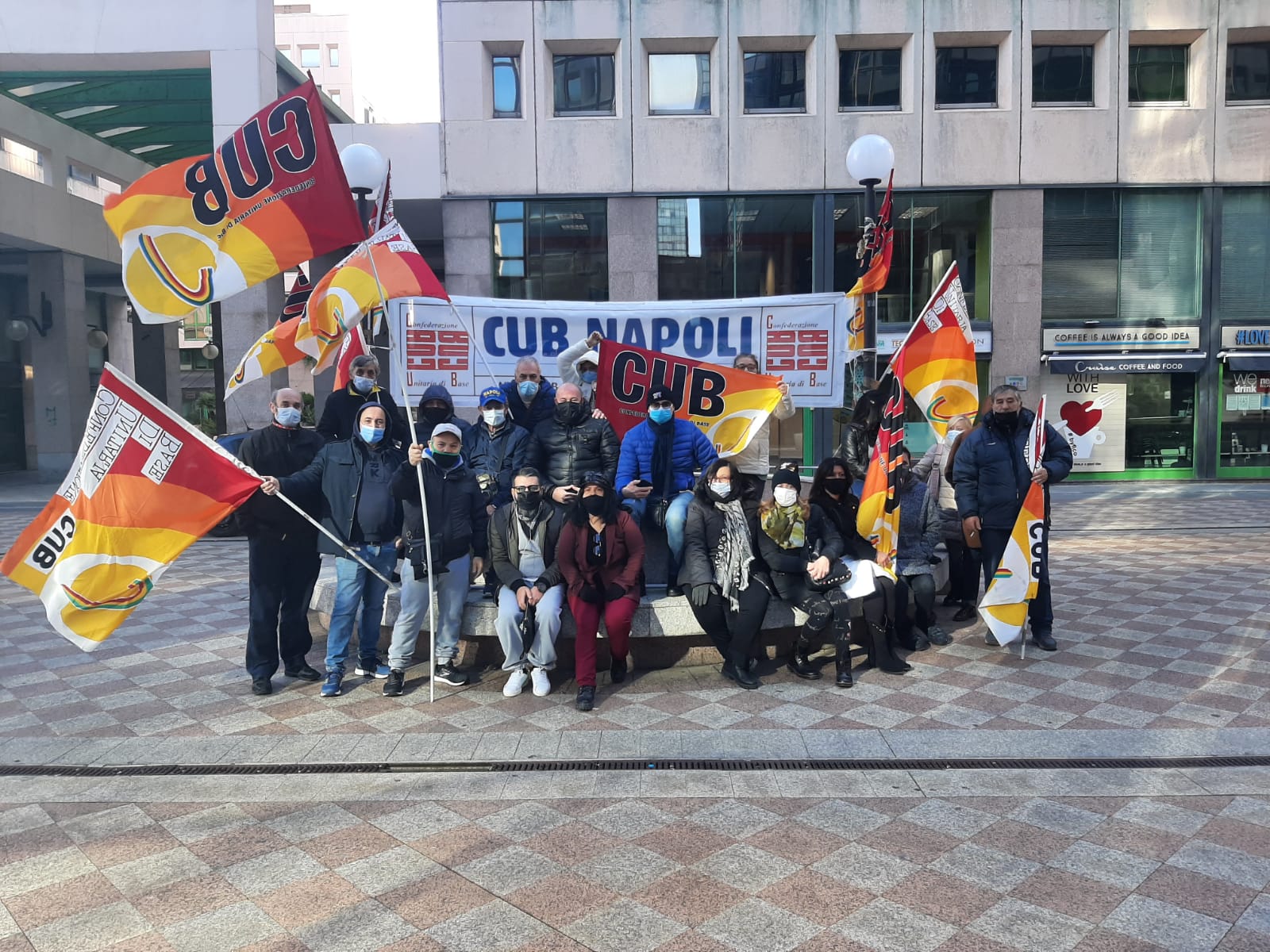 Napoli, lavoratori delle pulizie da 5 mesi senza stipendi: presidio davanti alla Telecom