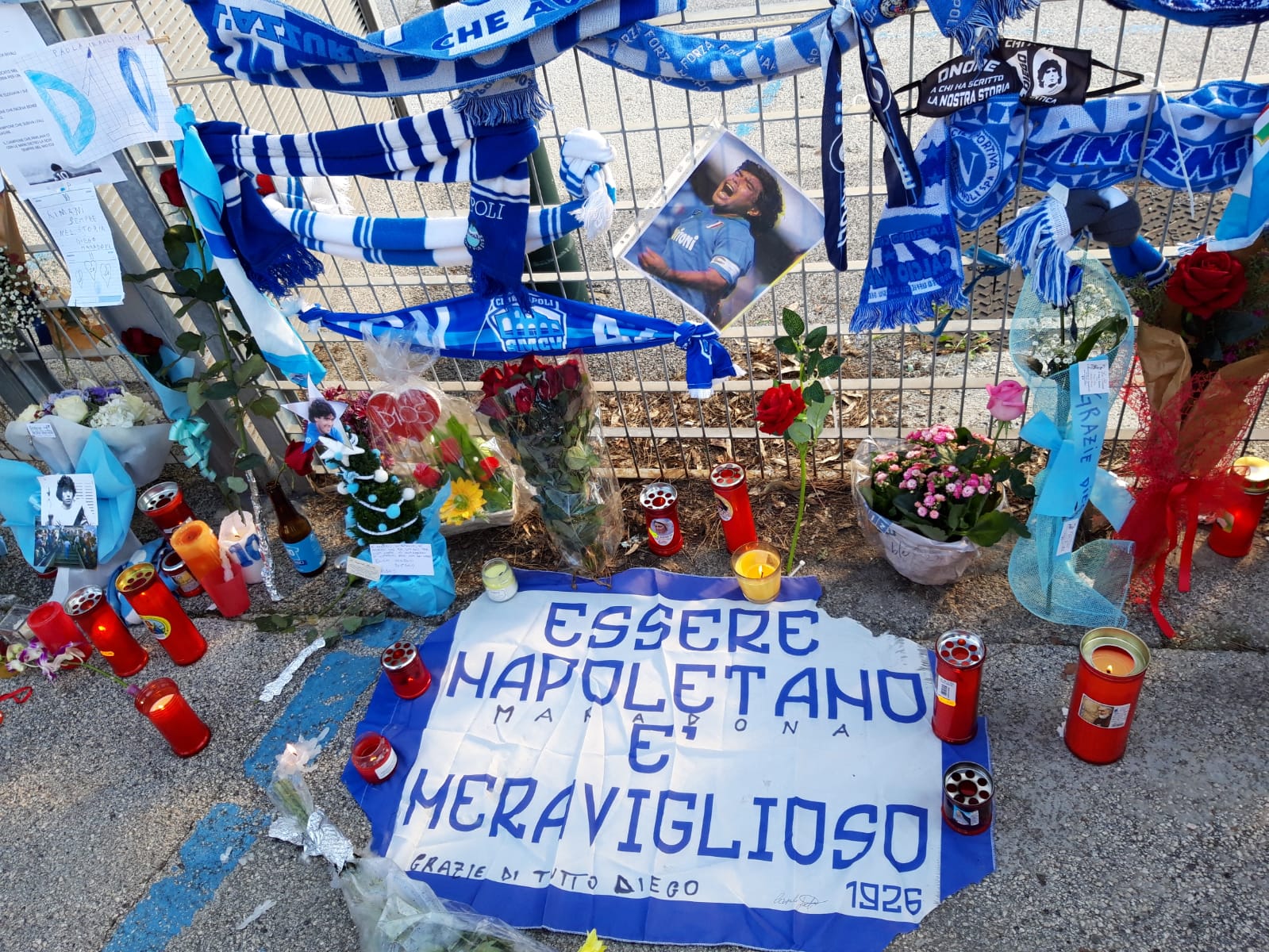 Napoli, aumentano persone davanti San Paolo per Diego. Stasera applausi dalla finestre