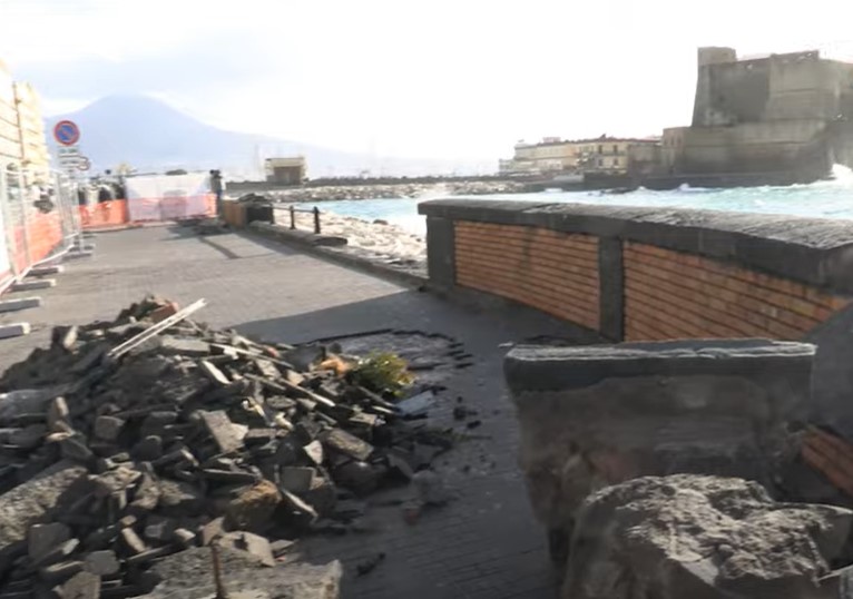 Napoli, lungomare sfregiato dalla mareggiata: bilancio durissimo, ma nessun ferito