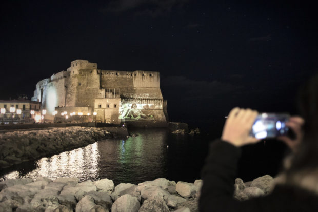 Napoli, Castel dell’Ovo diventa spazio collettivo per commemorare Diego