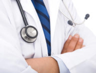 Covid, caccia alle streghe contro i medici dubbiosi sul vaccino