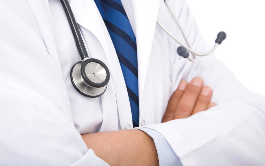 Covid, caccia alle streghe contro i medici dubbiosi sul vaccino