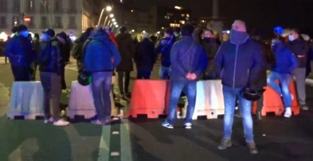Napoli, ira contro De Luca: ristoratori bloccano Lungomare