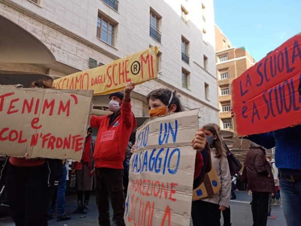 Campania, ancora in piazza i genitori ‘no dad’:”De Luca buffone ridacci l’istruzione”