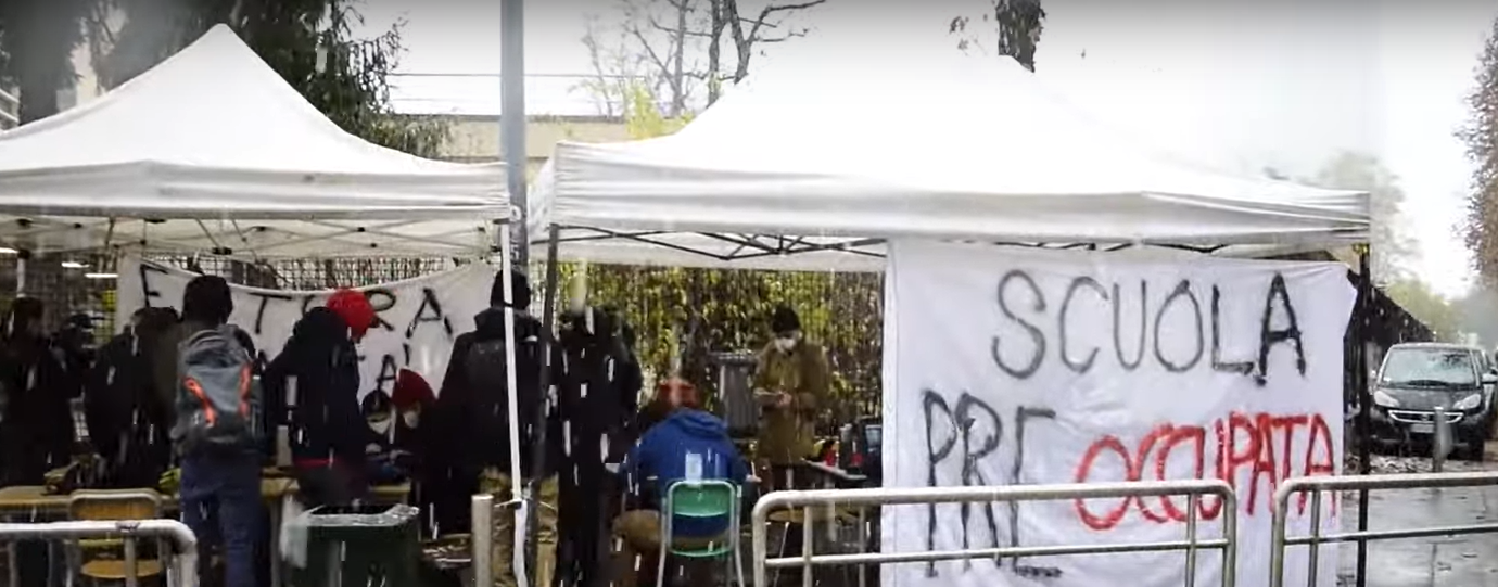 Milano, gli studenti a lezione sotto la neve: “Il freddo non ci ferma, vogliamo tornare in aula”