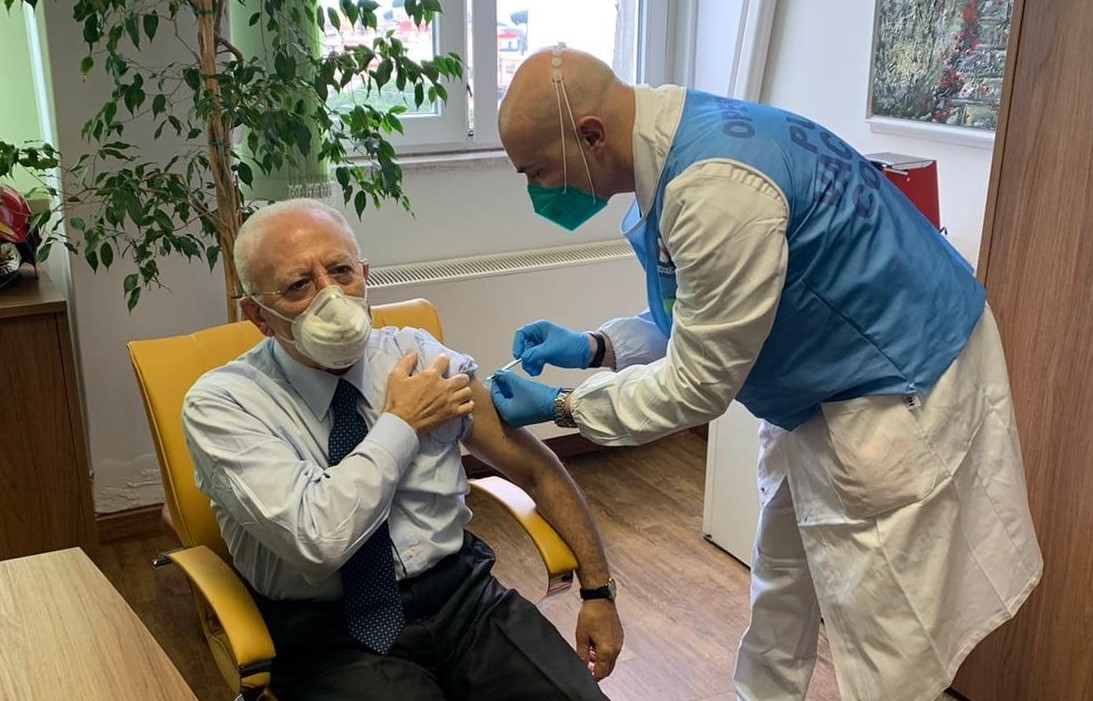 Covid, il politico De Luca si vaccina per primo: travolto da critiche