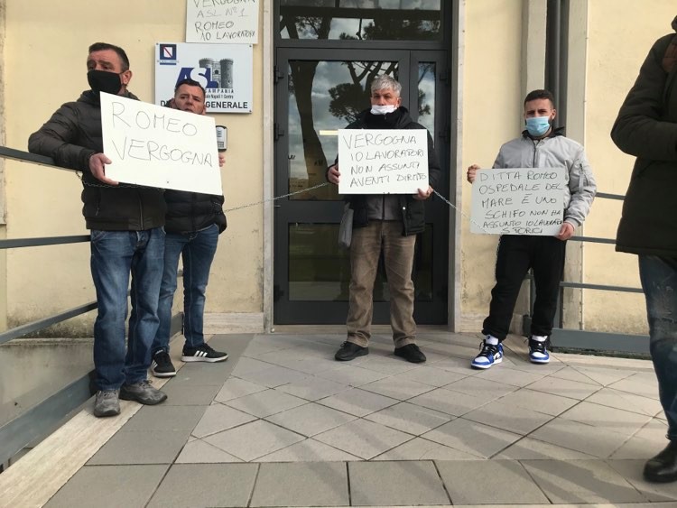 Napoli, operai dei servizi di pulizia protestano davanti alla sede dell’Asl Napoli 1