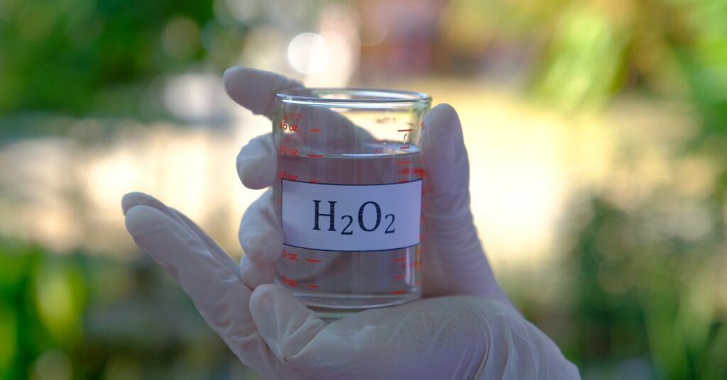 Covid, studio ricercatori di Napoli: acqua ossigenata previene il virus