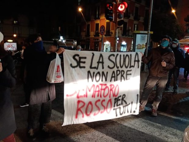 Napoli, presidio di lotta serale contro De Luca: “Apri le scuole”