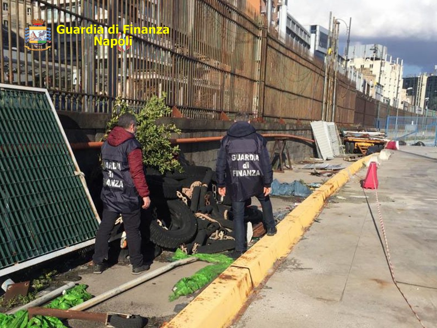 Napoli, blitz della Gdf nel Porto: sequestrate 100 tonnellate di rifiuti