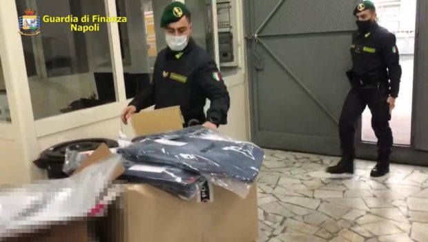 Napoli, blitz della Guardia di Finanza: sequestrati in outlet 5mila capi abbigliamento contraffatti