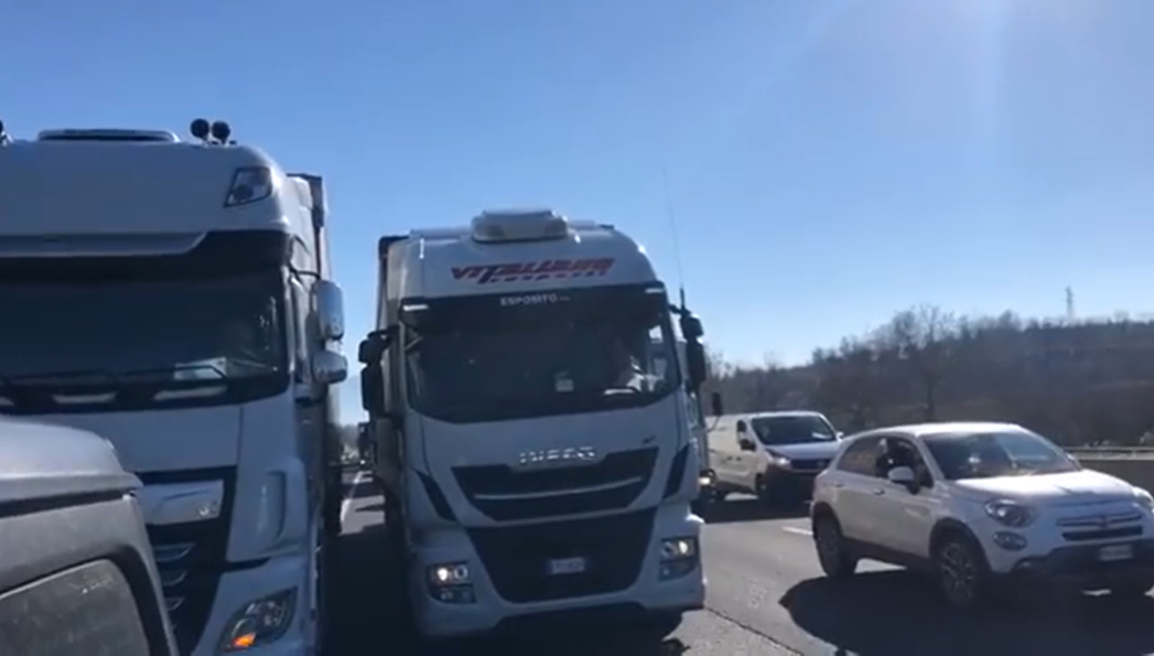 Covid, clamorosa protesta dei ristoratori campani: bloccata autostrada Napoli Roma