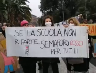 Napoli, genitori bloccano le strade:”De Luca apri le scuole rispetta la Costituzione”