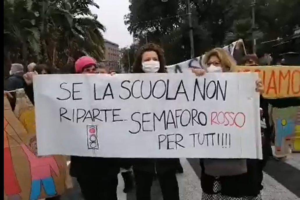 Napoli, genitori bloccano le strade:”De Luca apri le scuole rispetta la Costituzione”