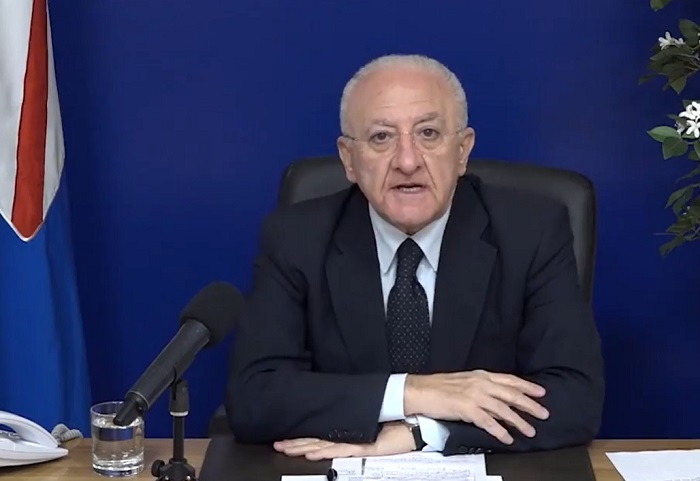 Covid, De Luca rinvia ancora la riapertura delle scuole