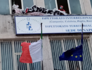 Napoli, disoccupati occupano l’ispettorato del lavoro: “Loro Draghi? Noi leoni”