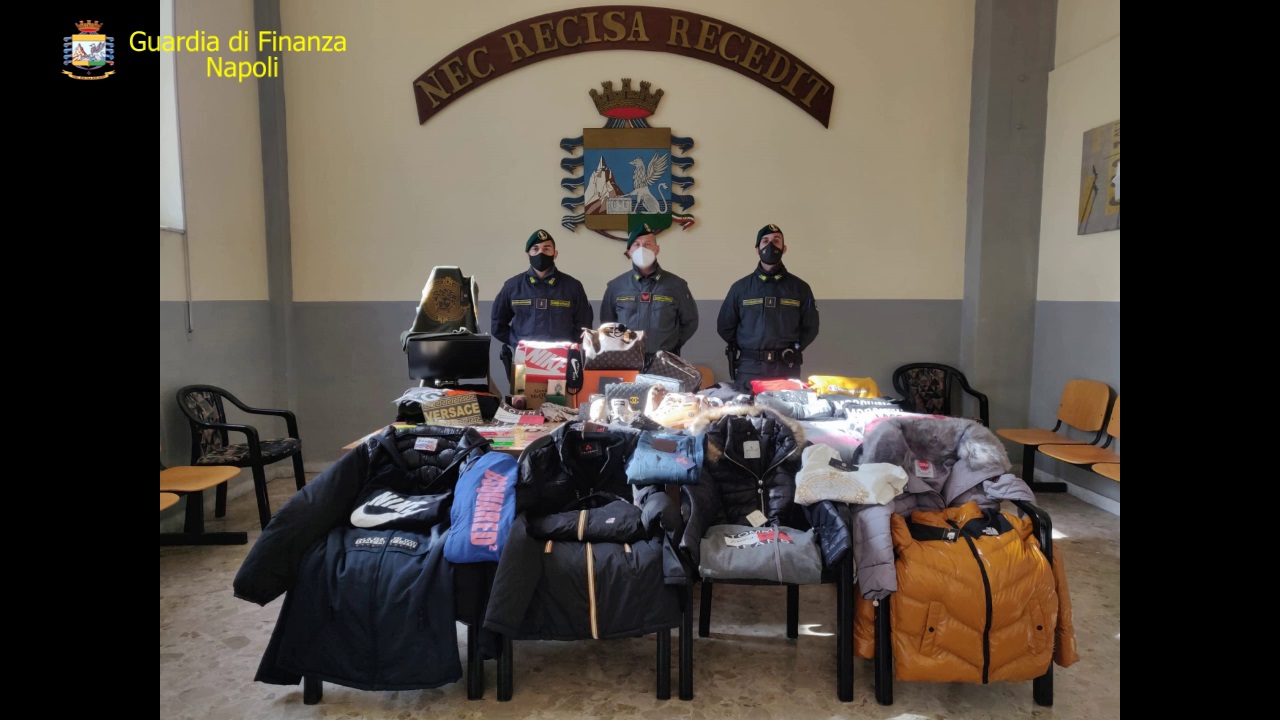 Napoli, blitz finanzieri: scoperta a Scampia fabbrica di capi d’abbigliamento falsi