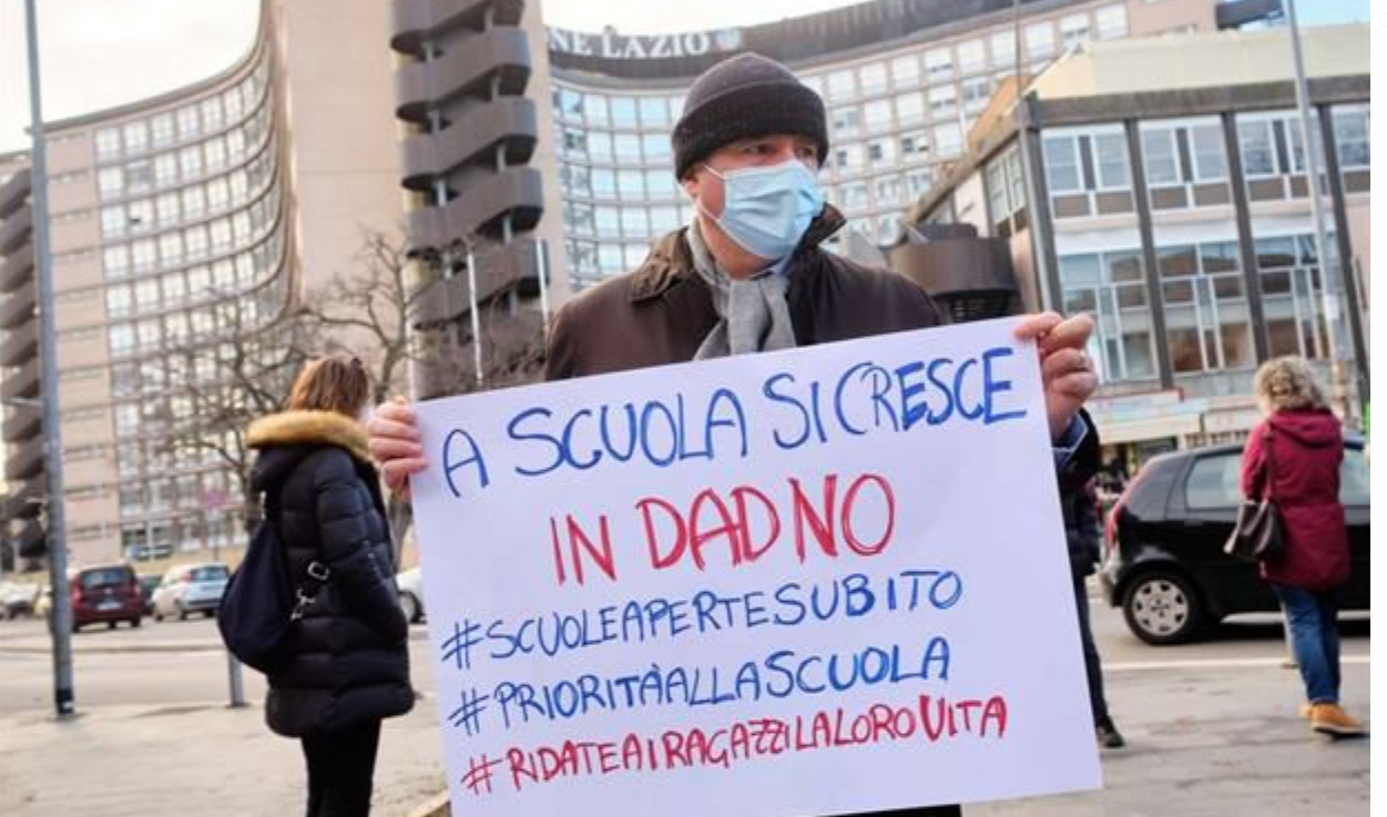 Scuole, Campania: i genitori presentano ricorso al Tar contro la chiusura e sfidano lo “Sceriffo di Santa Lucia”